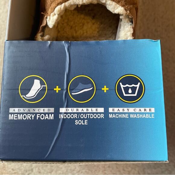 Isotoner Signature Memory Foam Slippers Size 8-9 Medium NWT - Picture 8 of 13